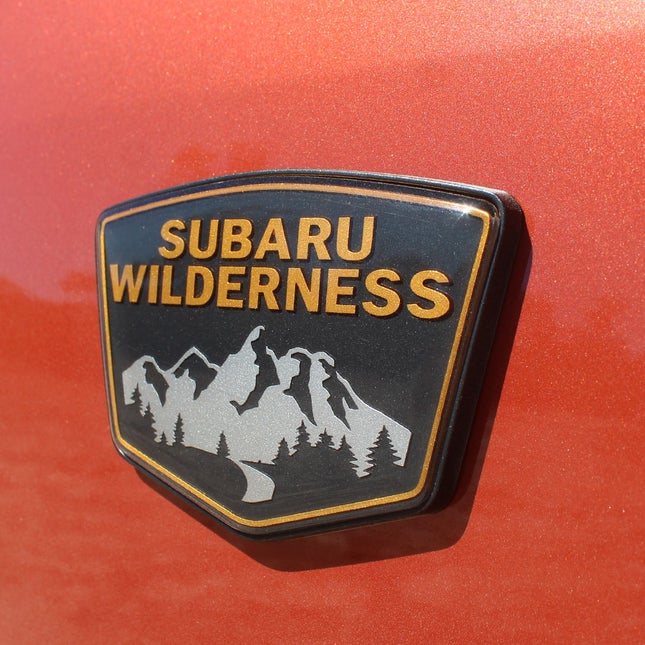 Ein Foto des Subaru Wilderness-Emblems auf dem neuen Crosstrek. 